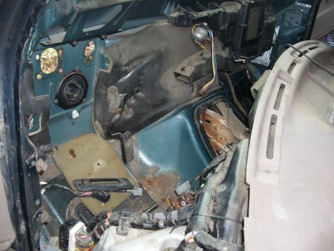 1988 Ford Bronco - Well you can see here, where i seperated the dash on the 95 bronco. I figured this was a major part of doing the swap, so i might as well e…