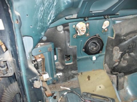 1988 Ford Bronco - You can have a better look at the A pillar on this 95 as it comes into the drivers cockpit about 2 & 1/4 inches. I will be replacing the 88…