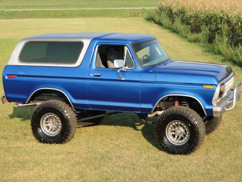 1978 Ford Bronco - This lifted 1978 Ford Bronco features a blue body and a silver removable hardtop.