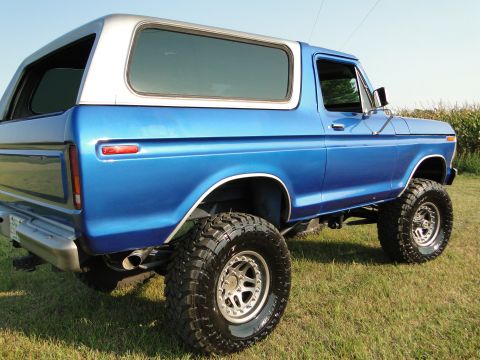 1978 Ford Bronco - This lifted 1978 Ford Bronco has a two-tone blue and silver paint scheme.
