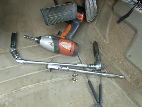 1997 Chevrolet Silverado 3500 - For the top L nut, I added a u-joint because I don't have another wobble.