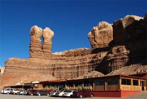1991 Ford LTD Crown Victoria - Monument Valley scenery with parked vehicles in front of a building.