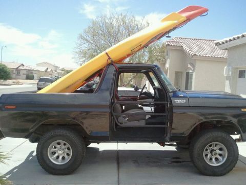 1978 Ford Bronco - This 1978 Ford Bronco is equipped to transport a kayak, with its doors removed for easier access.
