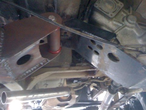 1987 Suzuki Samurai - Custom underbody modifications including new brackets and a skid plate are installed.