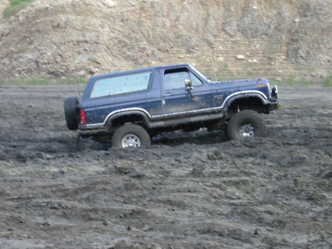 1985 Ford Bronco - crappy action pic