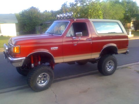 1990 Ford Bronco - This lifted 1990 Ford Bronco is equipped with auxiliary lights mounted on the roof.