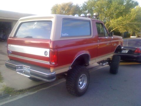 1990 Ford Bronco - This lifted 1990 Ford Bronco features a two-tone paint scheme and aftermarket lighting.