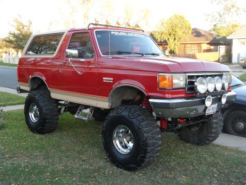 1990 Ford Bronco - This lifted 1990 Ford Bronco features extensive off-road lighting and a two-tone paint scheme.