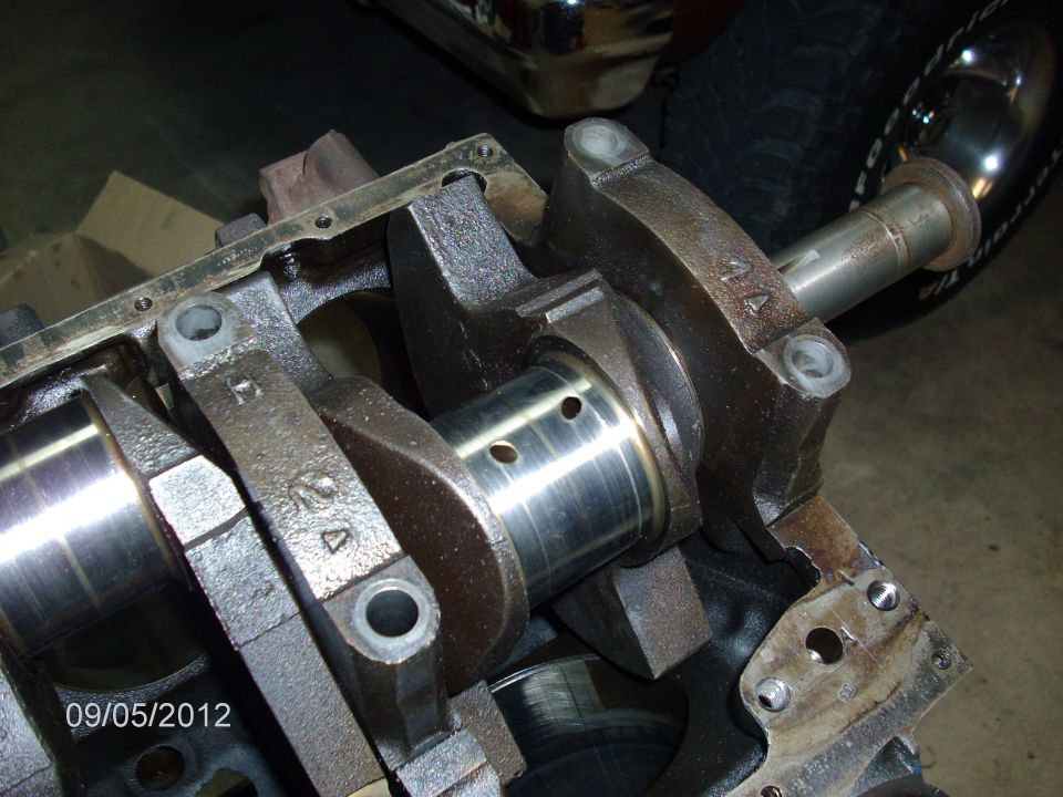 Engine crankshaft and connecting rods with casting marks