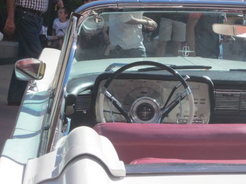 1991 Ford LTD Crown Victoria - Interior of a classic car with a two-tone steering wheel and a prominent Lincoln emblem on the dash.