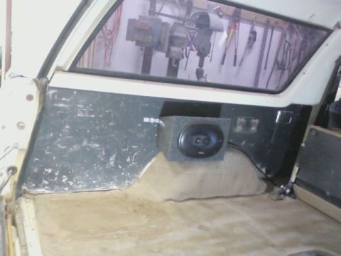 1986 Ford Bronco - The back was pretty bare. I stuck in some 6x9's, but it was pretty obvious that I'd have to do something better.