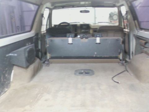 1986 Ford Bronco - The back was pretty bare. I stuck in some 6x9's, but it was pretty obvious that I'd have to do something better.
