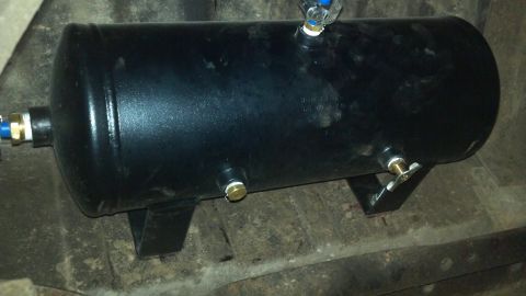 1986 Ford Bronco - 2.5 gallon air tank. One line supplies the tank, the other leads to the rear air chuck.