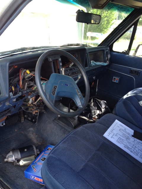 1987 Ford Ranger - Seats are worn pretty good. Push button 4wd. Shocked.