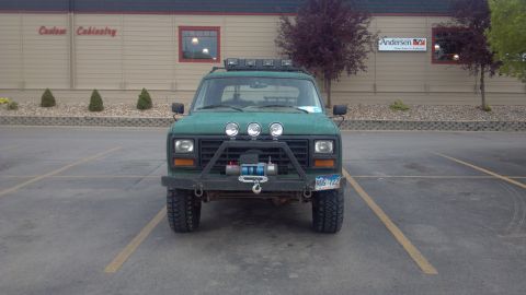 1986 Ford Bronco - Mean stance.