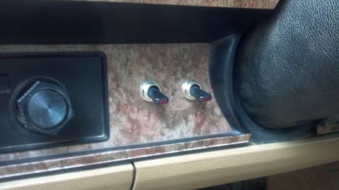 1986 Ford Bronco - Grill lights (L) and LightBar (R)