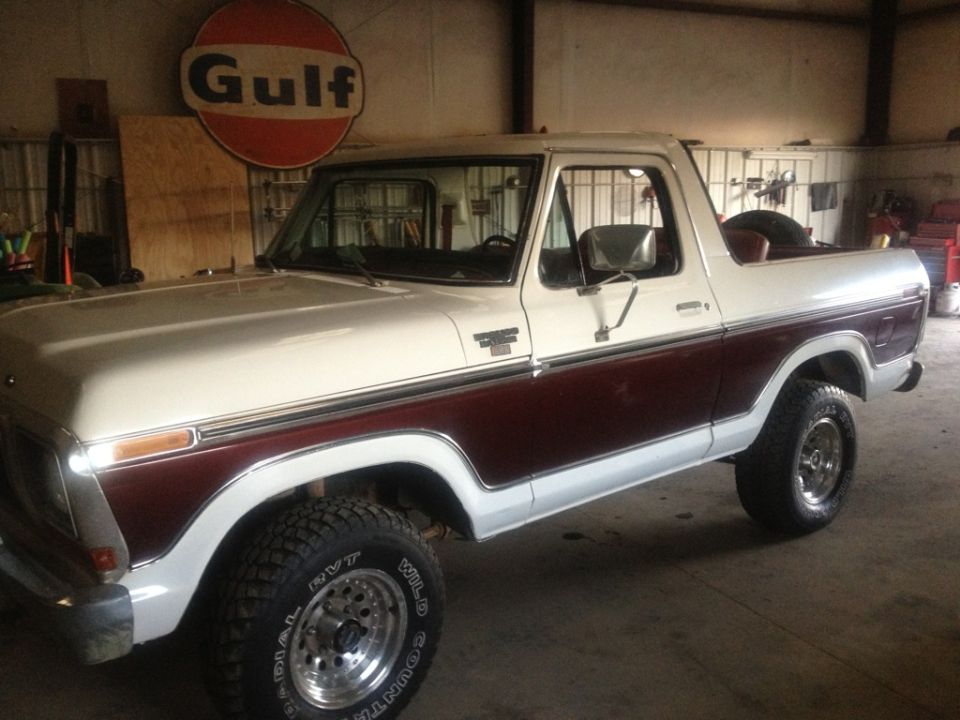 White and maroon 1979 Ford Bronco 3/4 front view
