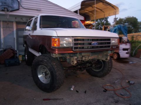 1989 Ford Bronco - This 1989 Ford Bronco features a lifted suspension and oversized tires.