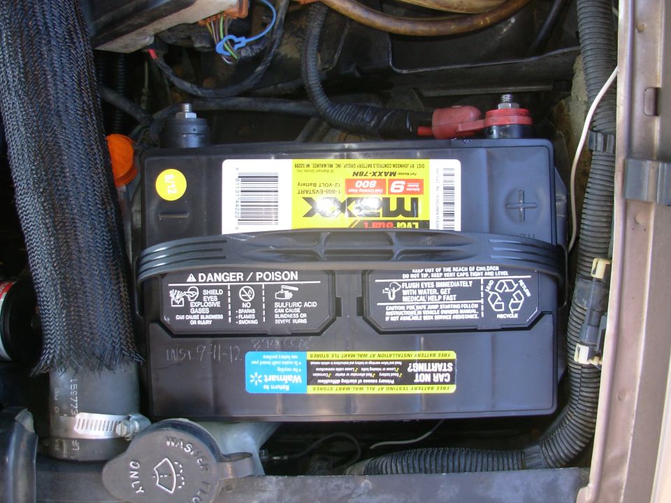 Black Motormaxx Max-X-700 800 CCA car battery mounted in an engine bay