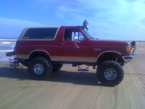 1990 Ford Bronco - This lifted 1990 Ford Bronco is ready for off-road adventures on the beach, equipped with auxiliary lighting.