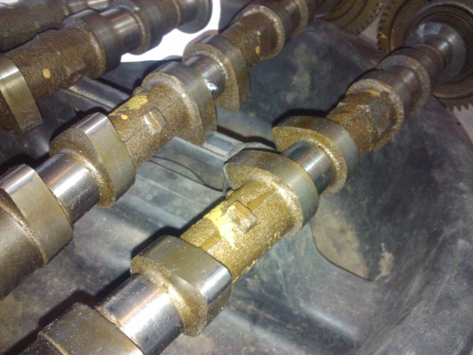 Camshafts with yellow markings
