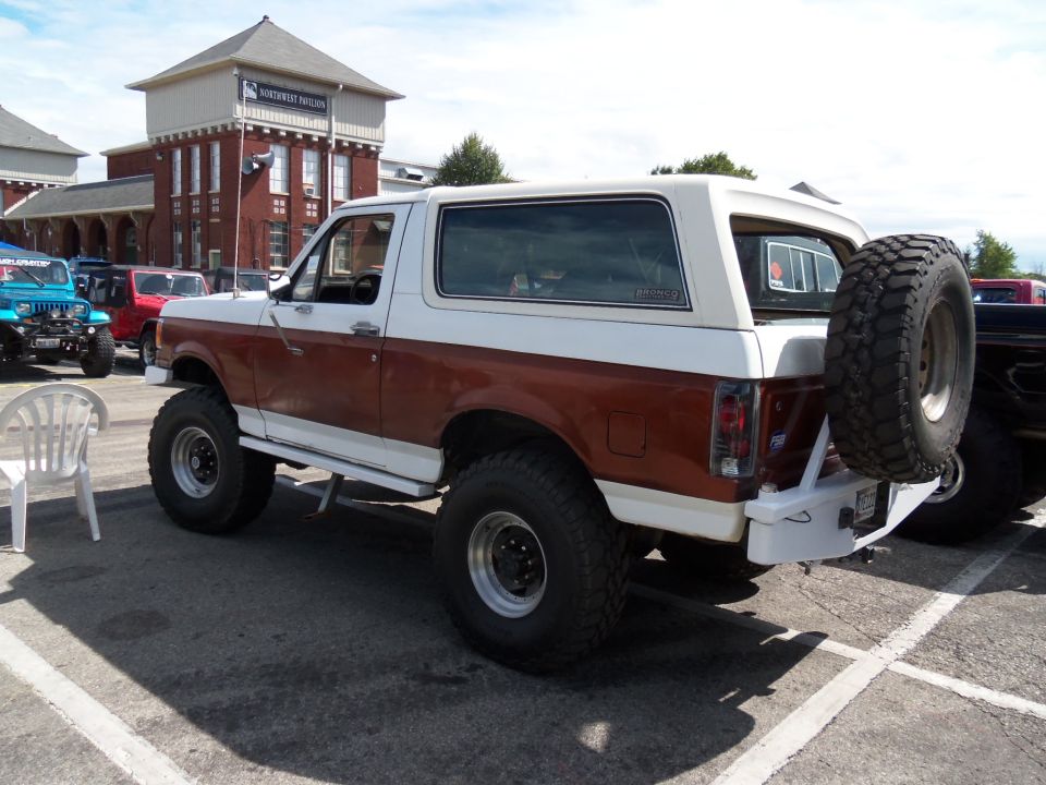 1989 Ford Bronco, two-tone brown and white, rear spare tire mount