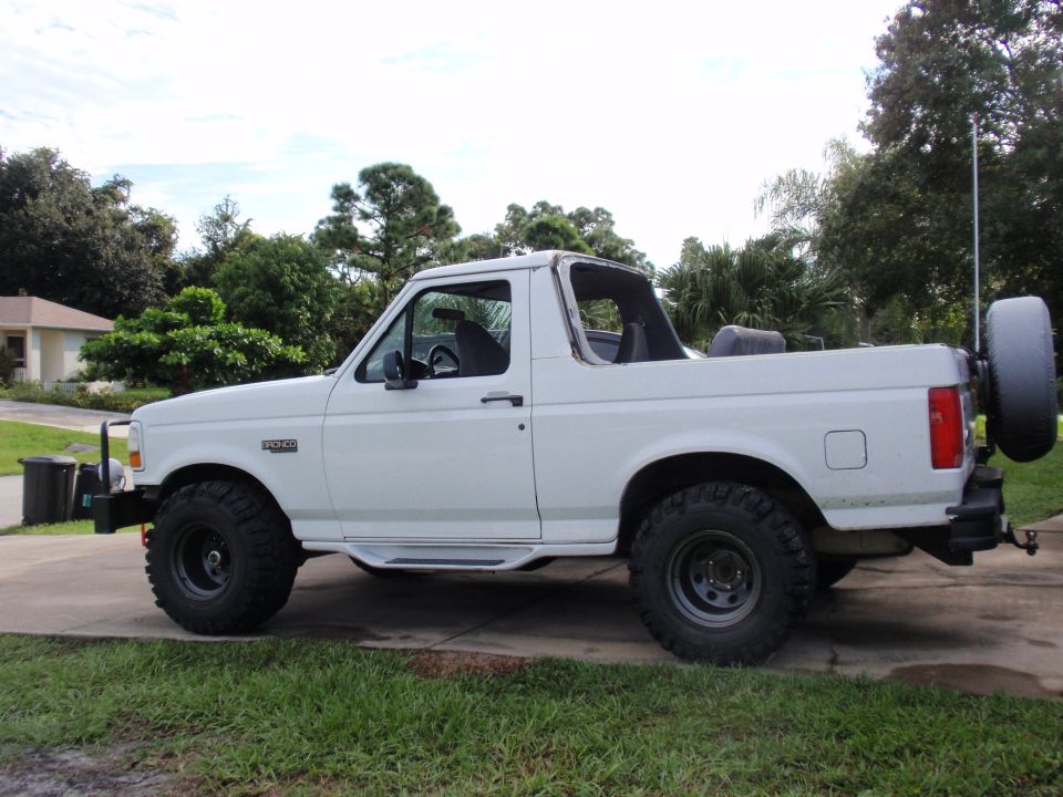 1995 Ford Bronco, side view, removable top, spare tire on rear door
