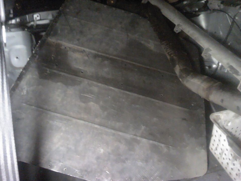Underbody panel and exhaust pipe in a vehicle