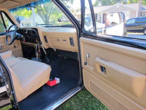 1987 Dodge 1500 - The interior of a 1987 Dodge 1500 pickup truck features tan upholstery and a tan dashboard.