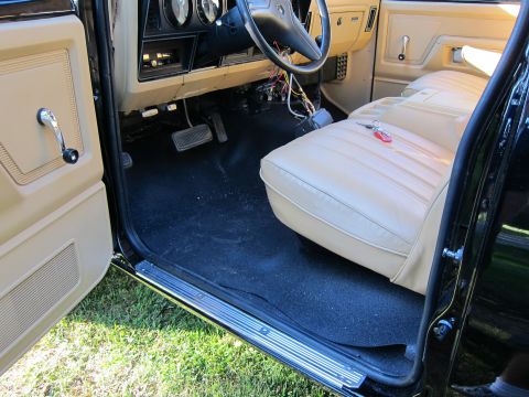 1987 Dodge 1500 - The interior of a 1987 Dodge 1500 pickup truck, tan vinyl seats and a black dashboard.