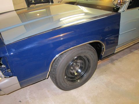 1991 Ford LTD Crown Victoria - Close-up of the front fender and wheel of a 1991 Ford Crown Victoria LTD.