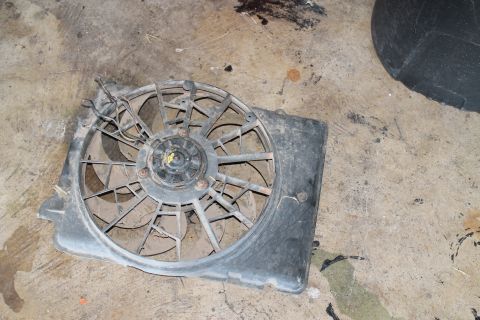 1990 Ford Bronco - A radiator fan assembly rests on a concrete surface, with the Supermotors.net logo in the lower right corner.