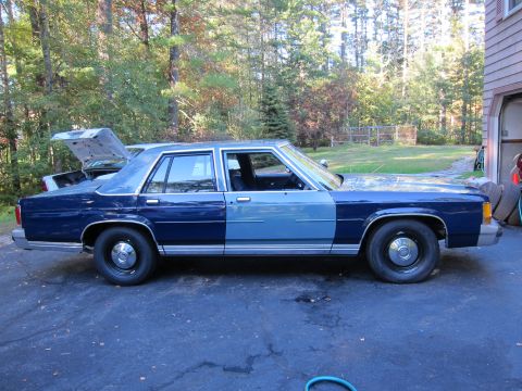1991 Ford LTD Crown Victoria - This Ford Crown Victoria has a two-tone paint job and its trunk is open.