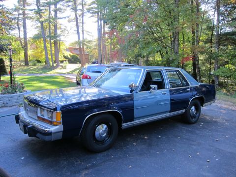 1991 Ford LTD Crown Victoria - Two-tone blue 1991 Ford Crown Victoria LTD police car parked outdoors.