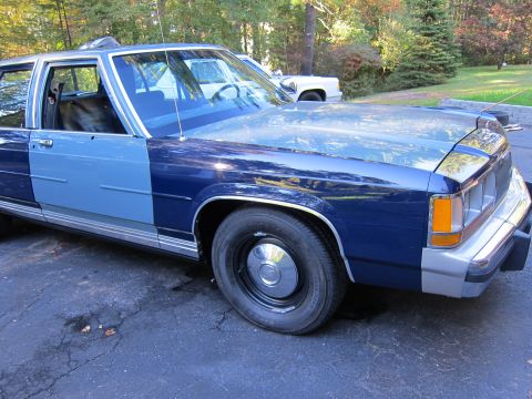 1991 Ford LTD Crown Victoria - This Ford Crown Victoria has a two-tone paint job with a light blue section on the front fender and door.