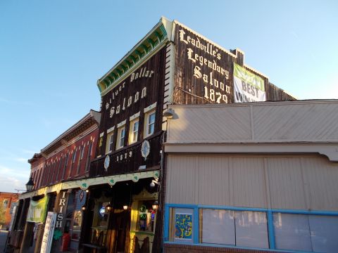 1986 Ford Bronco II - A street view shows historic saloons with weathered wooden facades under a clear blue sky.