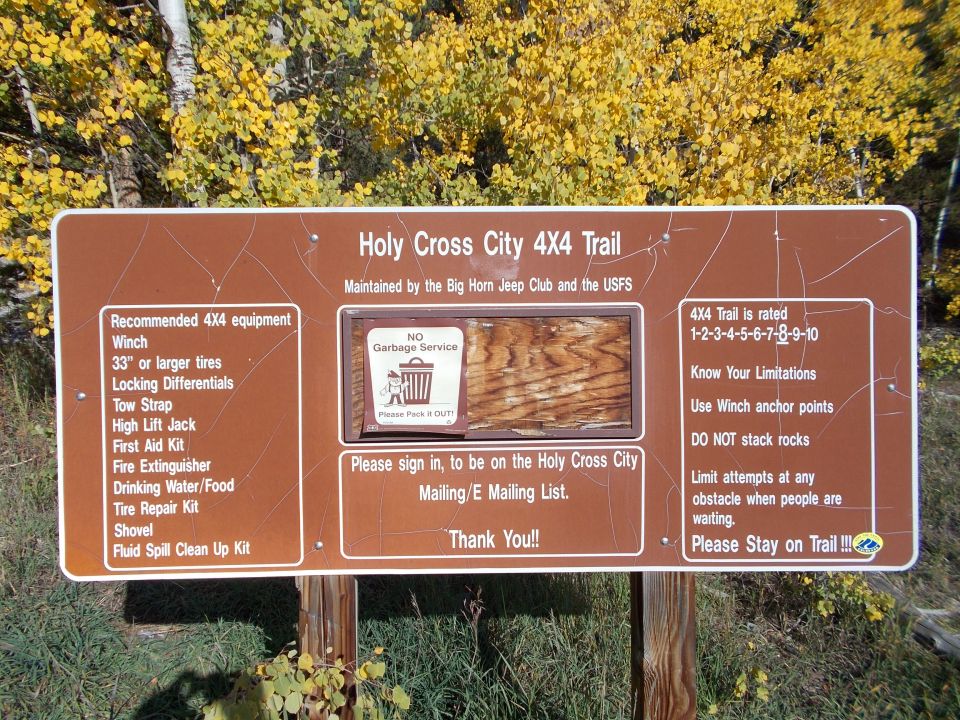 Brown trail sign with recommended 4x4 equipment and trail rating information