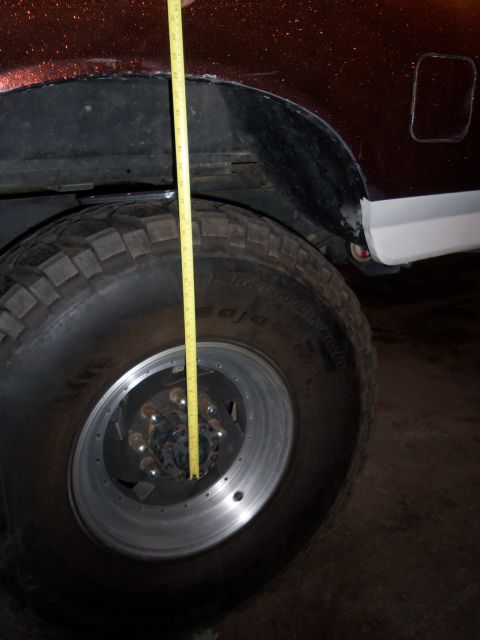 1989 Ford Bronco - Measuring the gap between the tire and the fender on a 1989 Ford Bronco.