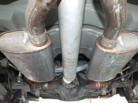 2003 Ford Crown Victoria - Undercarriage view of twin chambered mufflers flanking the driveshaft and rear axle