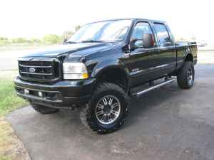2004 Ford F-250 - This 2004 Ford F-250 Super Duty pickup truck is shown from a 3/4 front angle.