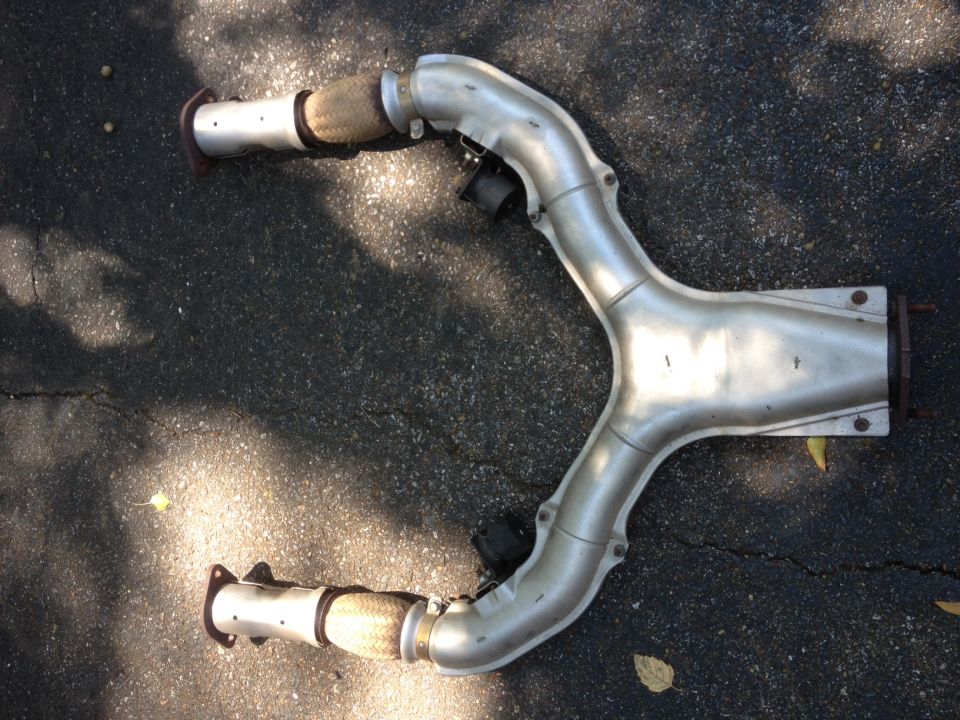 Exhaust pipe with flexible connectors
