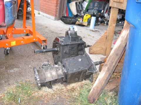 1981 Ford Bronco - The size difference between the SROD and NP435 was crazy. I imagine the large gears necessary for the super low first simply demand a highe…