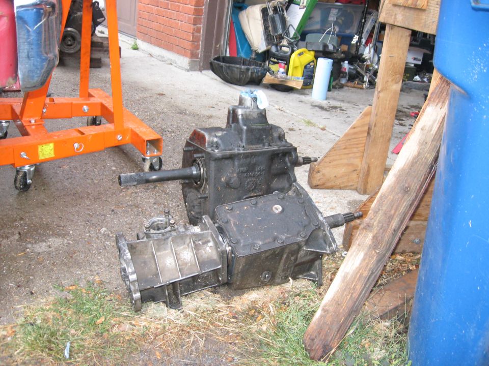 The size difference between the SROD and NP435 was crazy.  I imagine the large gears necessary for the super low first simply demand a higher diameter gear (and therefore a larger case).

The NP435 was about 140 pounds whereas I'm guessing the SROD was around 70 to 80 or so.