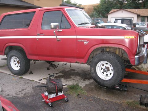 1981 Ford Bronco - The NP435 is MUCH taller than the SROD, so I jacked up the front of the Bronco to make room to slide it underneath.