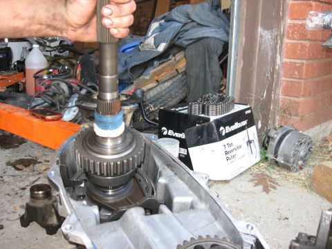 1981 Ford Bronco - The other end of the chain, with the tailshaft. It lifted right out and there was nothing holding it in place except for the chain.