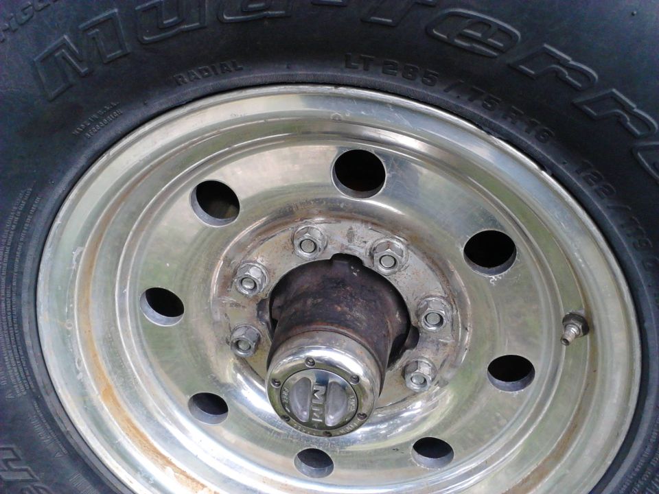How it looks with the wheel on. Wheels i got from a friend who I think got them from a non-Superduty F-250. The rims were very thick so there wasn't a lot of threads left on the studs