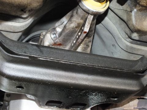 2003 Ford Crown Victoria - Repainted transmission crossmember spans the underbody beneath the driveshaft carrier.