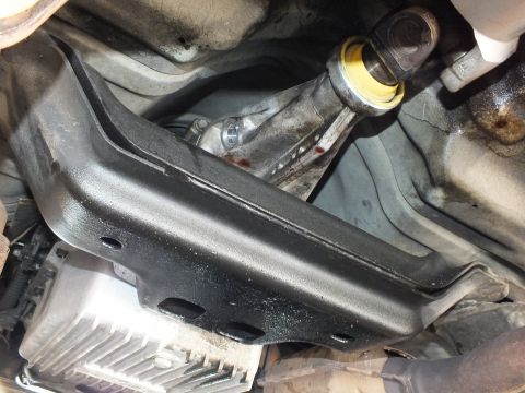 2003 Ford Crown Victoria - Crossmember, slip yoke and finned transmission pan seen in this undercarriage view.