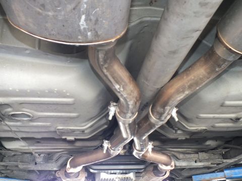 2003 Ford Crown Victoria - X-style exhaust crossover joins both banks ahead of dual mufflers, shot from below.