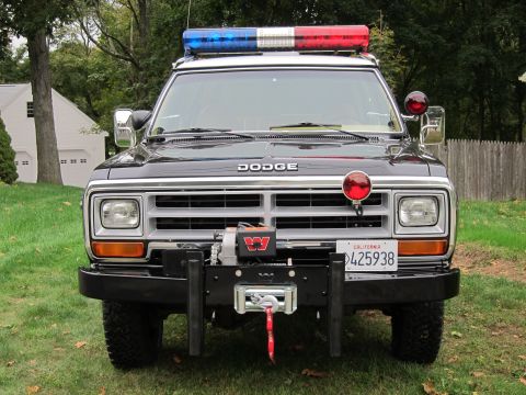 1987 Dodge 1500 - Front view of a 1987 Dodge 1500 pickup truck equipped with a light bar and winch.